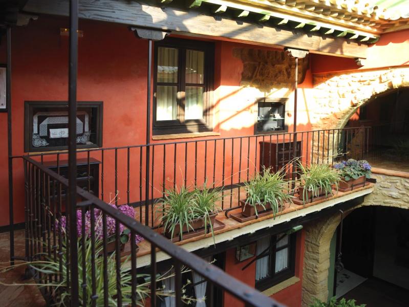 La Casona De Calderon***