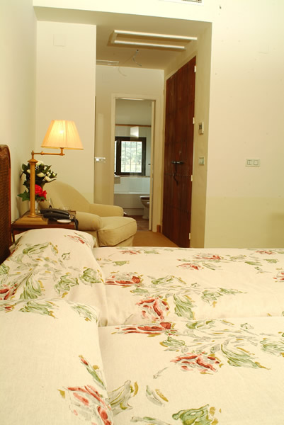 Hotel Posada De Valdezufre***