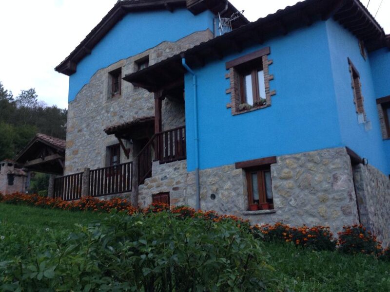 Apartamentos  Rurales La Caviana