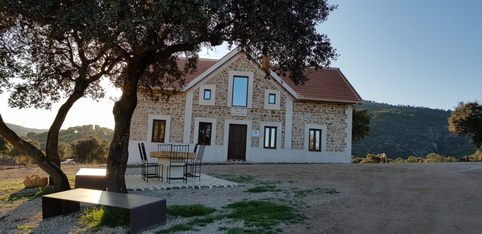 CASA RURAL NAVALACEDRA